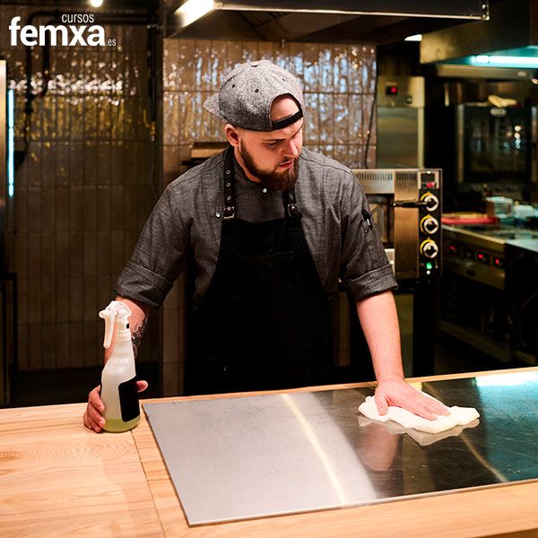 Seguridad alimentaria en la hostelería: Guía esencial para evitar riesgos